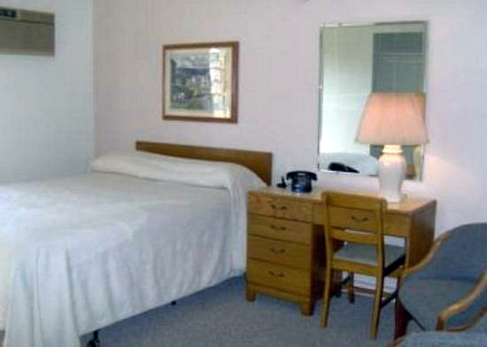 Scenic Motel (Scenic Inn) - Web Listing (newer photo)